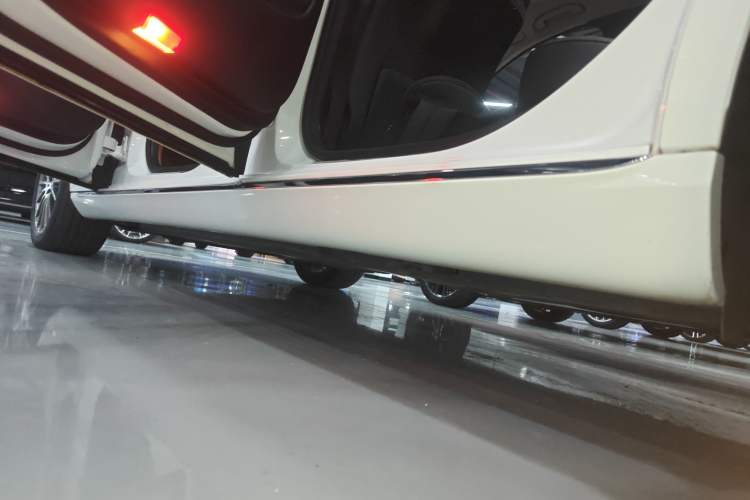 Used Mercedes-Benz E-Class 2023 E 260 L Left Side Sill