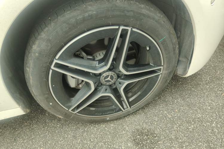 Used Mercedes-Benz E-Class 2023 E 300 Stylish Sports Edition Right Front Wheel Hub