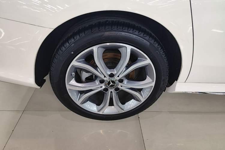 Used Mercedes-Benz E-Class 2023 Restyled E 300 L Sporty and Stylish Edition Right Rear Wheel Hub