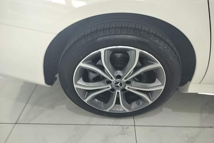 Used Mercedes-Benz E-Class 2023 Restyled E 300 L Sporty and Stylish Edition Right Rear Wheel Hub