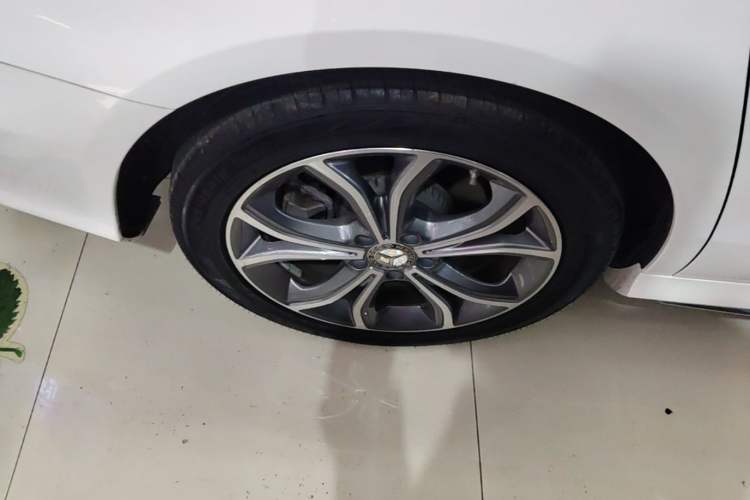 Used Mercedes-Benz E-Class 2023 E 300 L Sport Luxury Edition Right Rear Wheel Hub