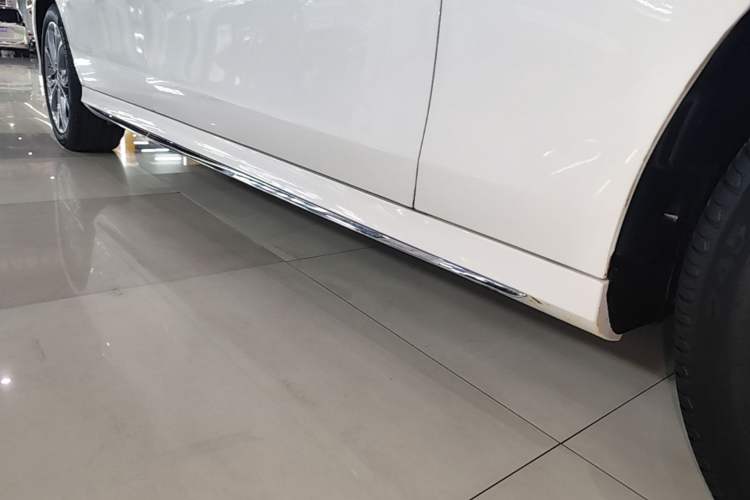 Used Mercedes-Benz E-Class 2023 Restyled E 300 L Sporty and Stylish Edition Right Side Sill