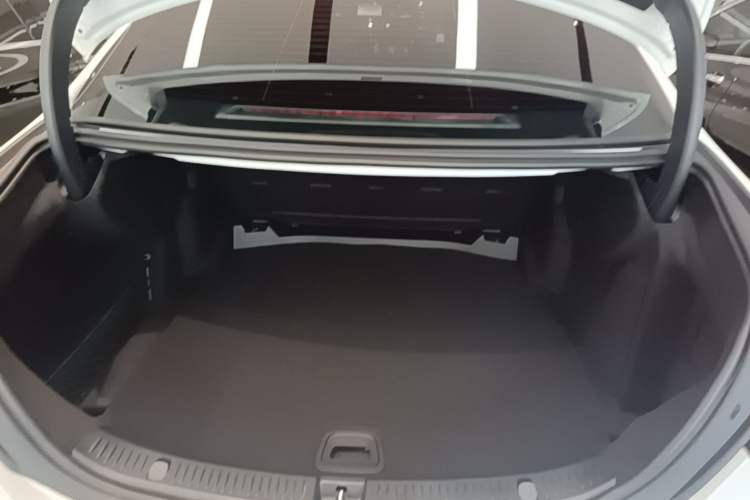 Used Mercedes-Benz E-Class 2023 Restyled E 260 L Sport Edition Trunk