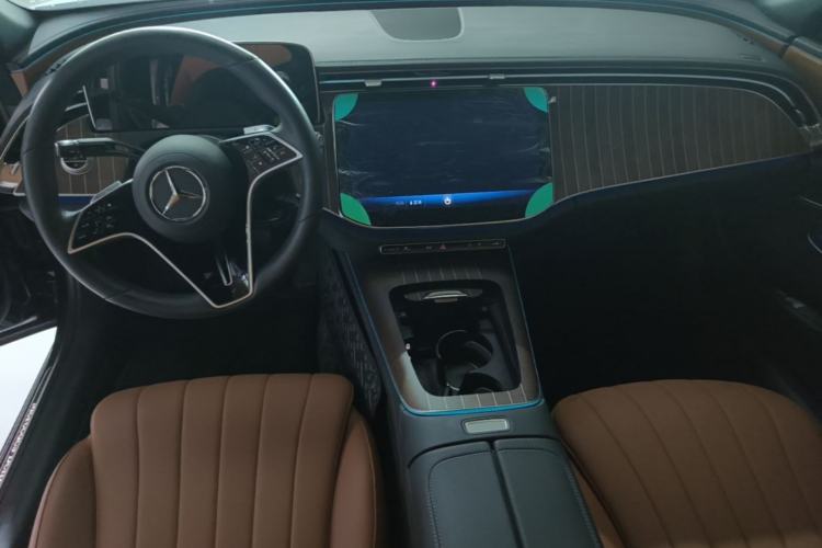 Used Mercedes-Benz E-Class 2024 Refresh E 300 L Stylish Edition Center Console