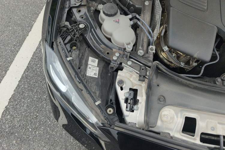 Used Mercedes-Benz E-Class 2024 E 300 L Stylish Model Engine Bay Right