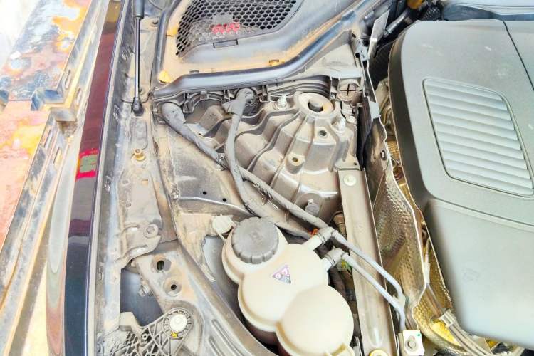 Used Mercedes-Benz E-Class 2024 Facelift E 300 L Luxury Edition Engine Bay Right