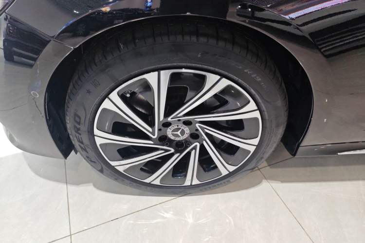 Used Mercedes-Benz E-Class 2024 E 300 L Luxury Model Exterior 4