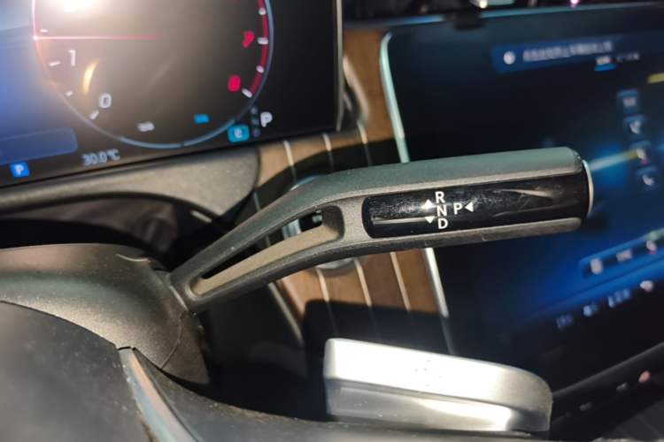 Used Mercedes-Benz E-Class 2024 Refresh E 300 L Stylish Edition Gear Lever