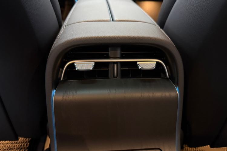 Used Mercedes-Benz E-Class 2024 Revised E 300 L Luxury Sports Edition Interior 3