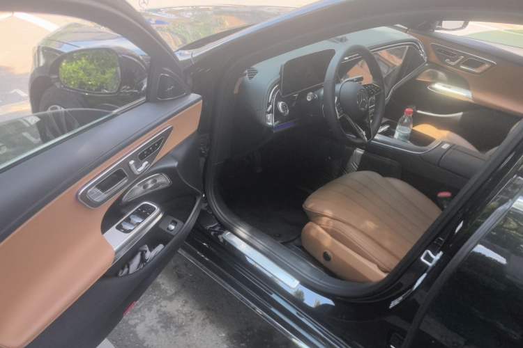 Used Mercedes-Benz E-Class 2024 E 300 L Luxury Model Interior 3
