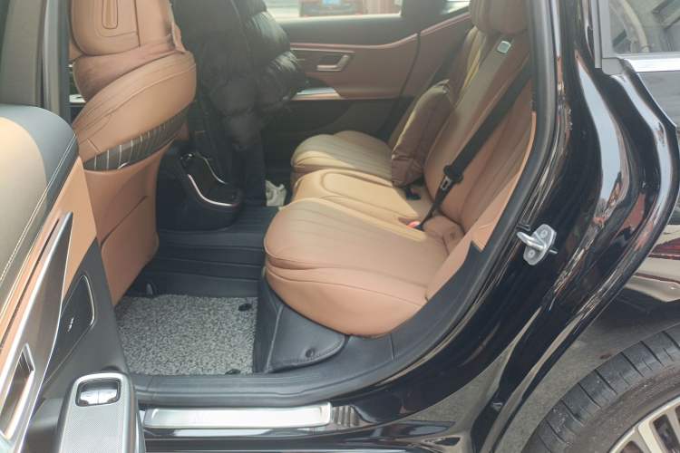 Used Mercedes-Benz E-Class 2024 E 300 L Stylish Model Interior 4