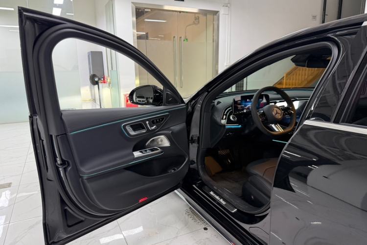Used Mercedes-Benz E-Class 2024 Revised E 300 L Luxury Sports Edition Interior 6