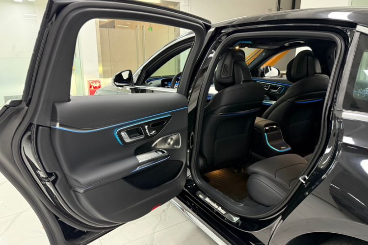Used Mercedes-Benz E-Class 2024 Revised E 300 L Luxury Sports Edition Interior 8