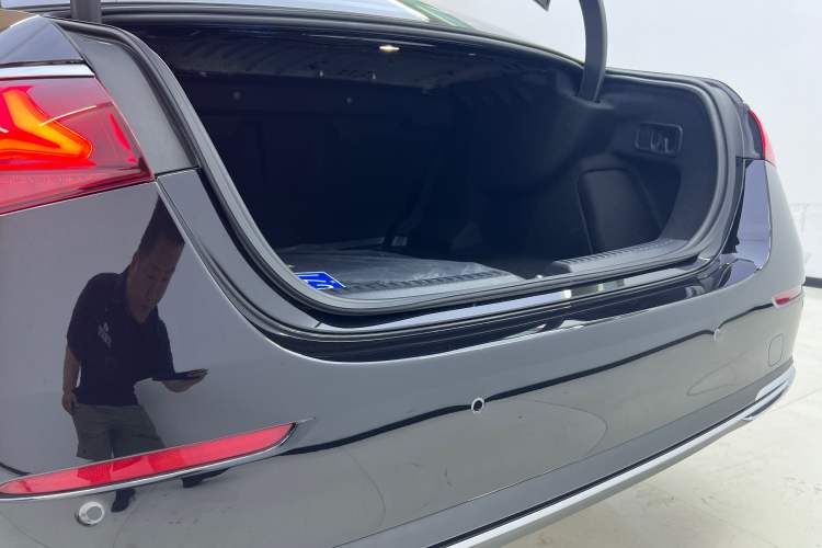 Used Mercedes-Benz E-Class 2024 Facelift E 300 L Luxury Edition Interior 8