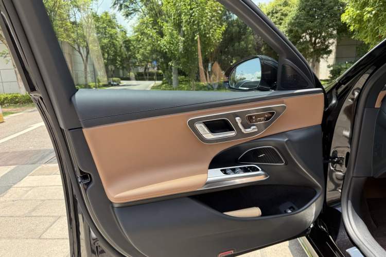 Used Mercedes-Benz E-Class 2024 Refresh E 300 L Stylish Edition Interior 8