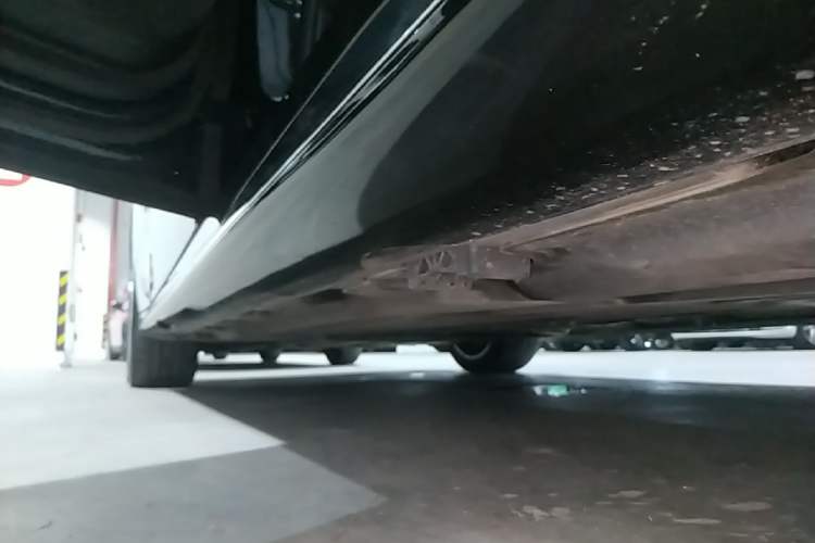 Used Mercedes-Benz E-Class 2024 Revised E 300 L Luxury Sports Edition Left Side Sill