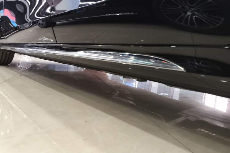 Used Mercedes-Benz E-Class 2024 E 300 L Fashion Sport Model Left Side Sill
