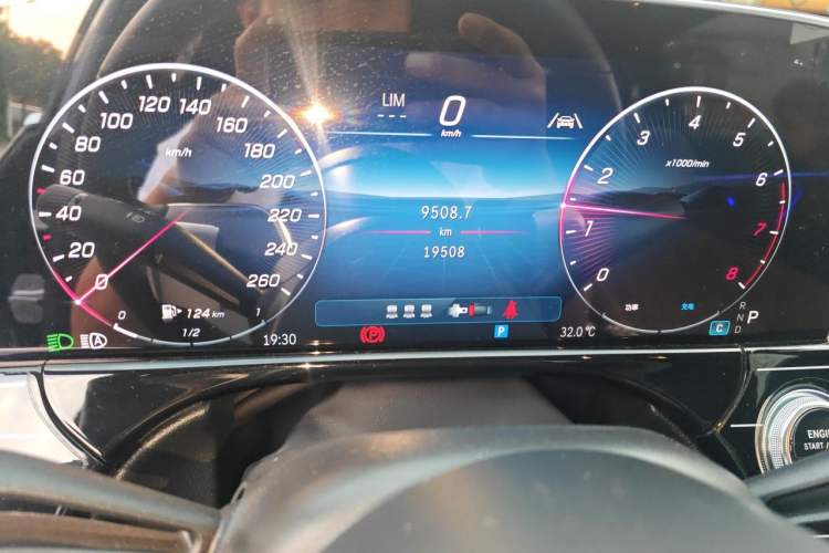 Used Mercedes-Benz E-Class 2024 E 260 L Odometer Close Up