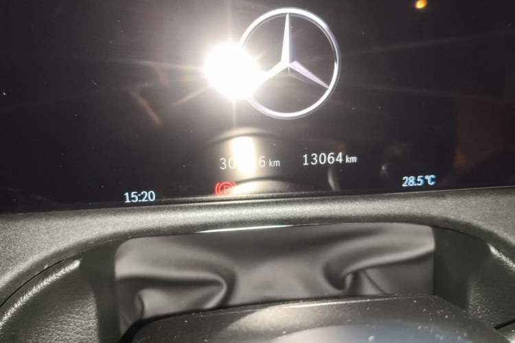 Used Mercedes-Benz E-Class 2024 Refresh E 300 L Stylish Edition Odometer Close Up