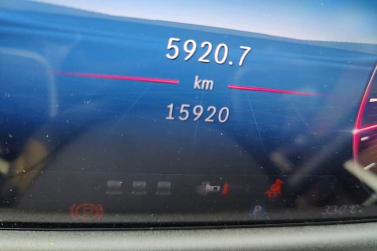 Used Mercedes-Benz E-Class 2024 Refresh E 300 L Stylish Edition Odometer Close Up