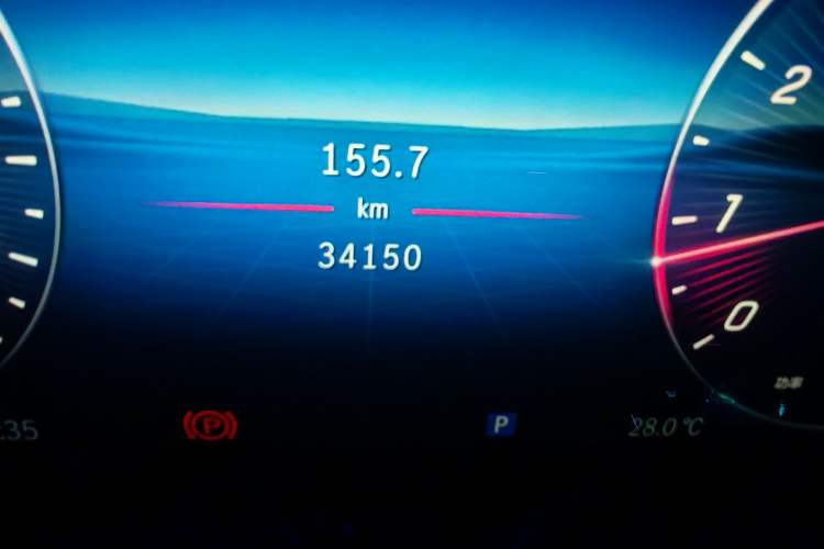 Used Mercedes-Benz E-Class 2024 Refresh E 300 L Stylish Edition Odometer Close Up