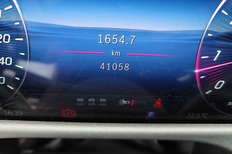 Used Mercedes-Benz E-Class 2024 Refresh E 300 L Stylish Edition Odometer Close Up