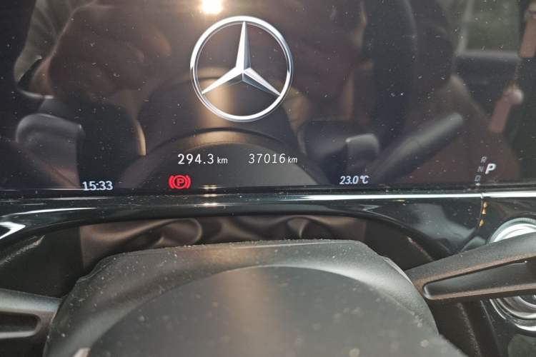 Used Mercedes-Benz E-Class 2024 Facelift E 300 L Luxury Edition Odometer Close Up