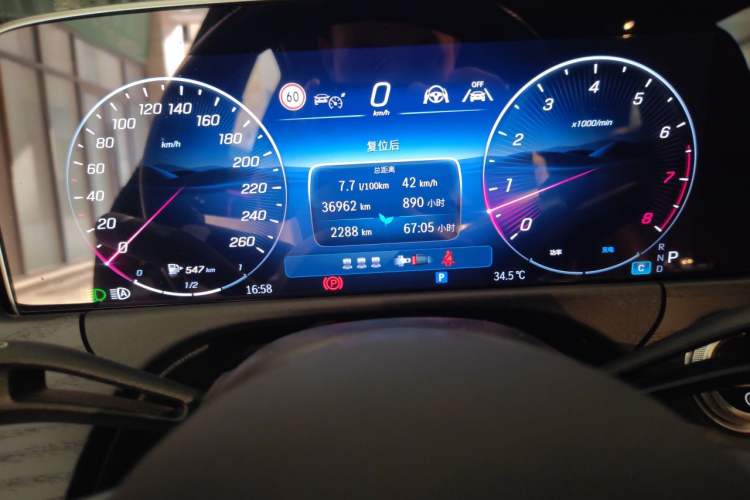 Used Mercedes-Benz E-Class 2024 Refresh E 300 L Stylish Edition Odometer Close Up