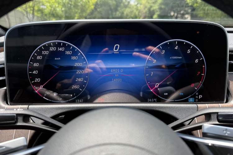 Used Mercedes-Benz E-Class 2024 Refresh E 300 L Stylish Edition Odometer Close Up