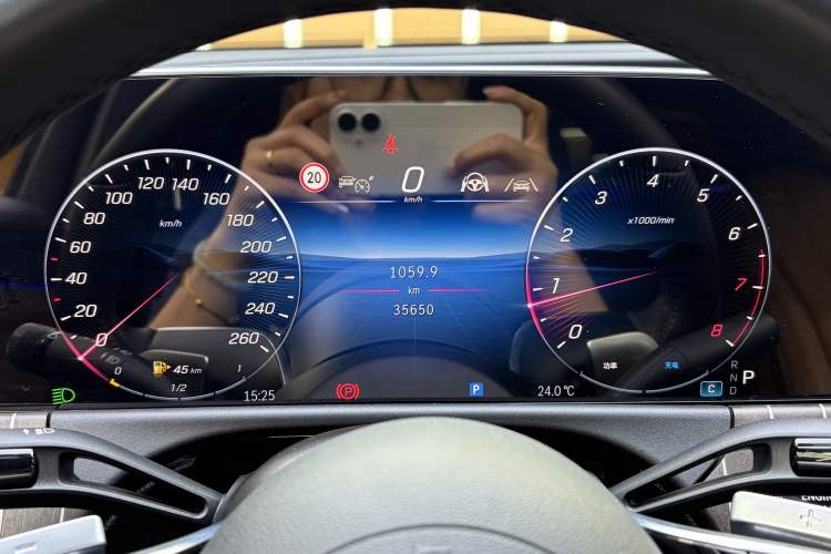 Used Mercedes-Benz E-Class 2024 Refresh E 300 L Stylish Edition Odometer Close Up