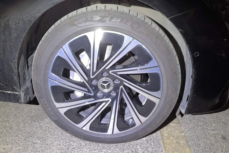 Used Mercedes-Benz E-Class 2024 E 300 L Luxury Model Right Front Wheel Hub