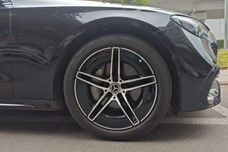 Used Mercedes-Benz E-Class 2024 E 300 L Luxury Sport Model Right Front Wheel Hub