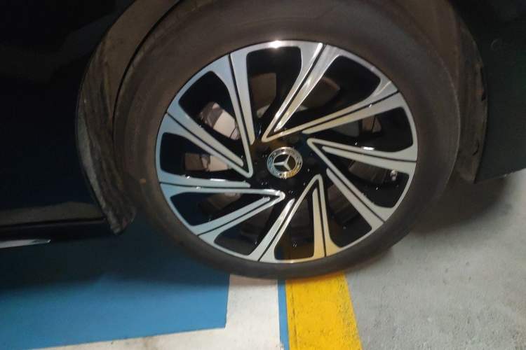 Used Mercedes-Benz E-Class 2024 E 300 L Luxury Model Right Front Wheel Hub