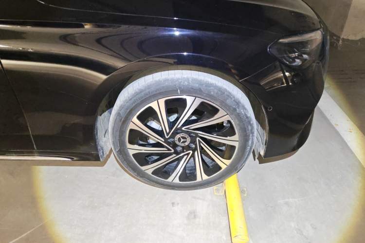 Used Mercedes-Benz E-Class 2024 E 300 L Luxury Model Right Front Wheel Hub