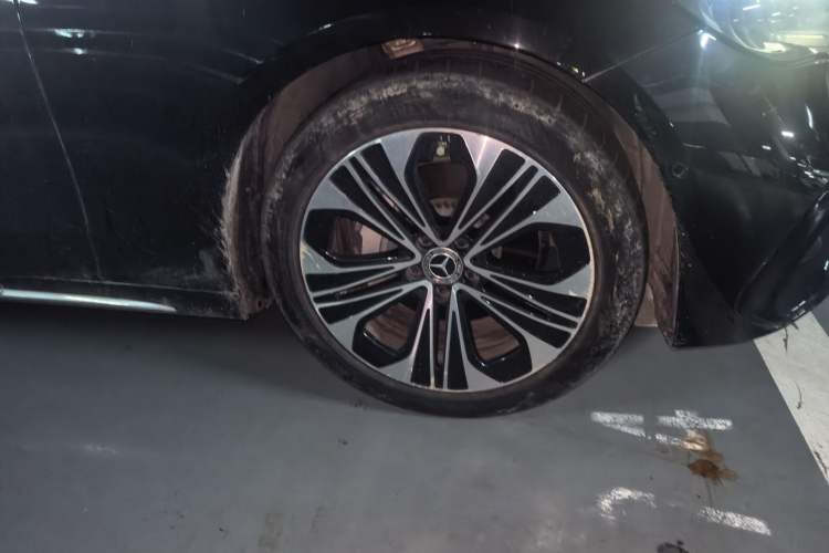 Used Mercedes-Benz E-Class 2024 E 300 L Fashion Sport Model Right Front Wheel Hub