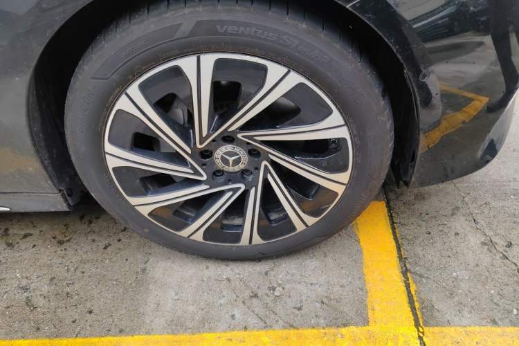 Used Mercedes-Benz E-Class 2024 E 300 L Luxury Model Right Front Wheel Hub