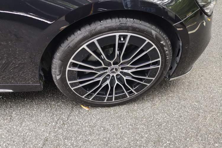 Used Mercedes-Benz E-Class 2024 E 300 L Exclusive Edition Right Front Wheel Hub