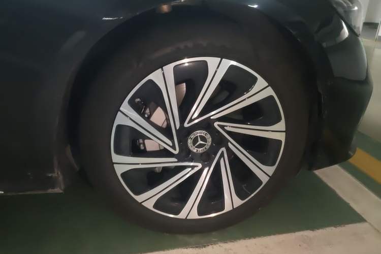 Used Mercedes-Benz E-Class 2024 Revised E 300 L Luxury Sports Edition Right Front Wheel Hub