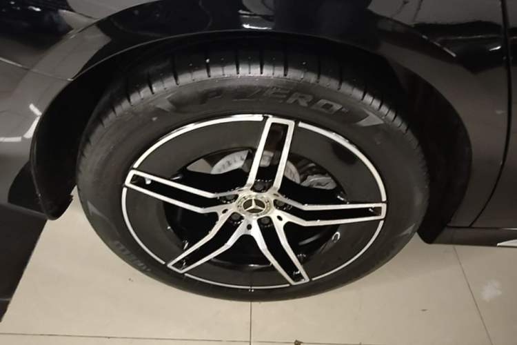 Used Mercedes-Benz E-Class 2024 E 300 L Luxury Sport Model Right Rear Wheel Hub