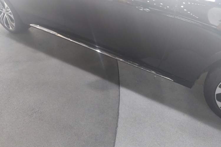Used Mercedes-Benz E-Class 2024 E 300 L Fashion Sport Model Right Side Sill