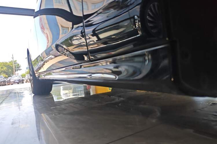 Used Mercedes-Benz E-Class 2024 E 300 L Luxury Model Right Side Sill