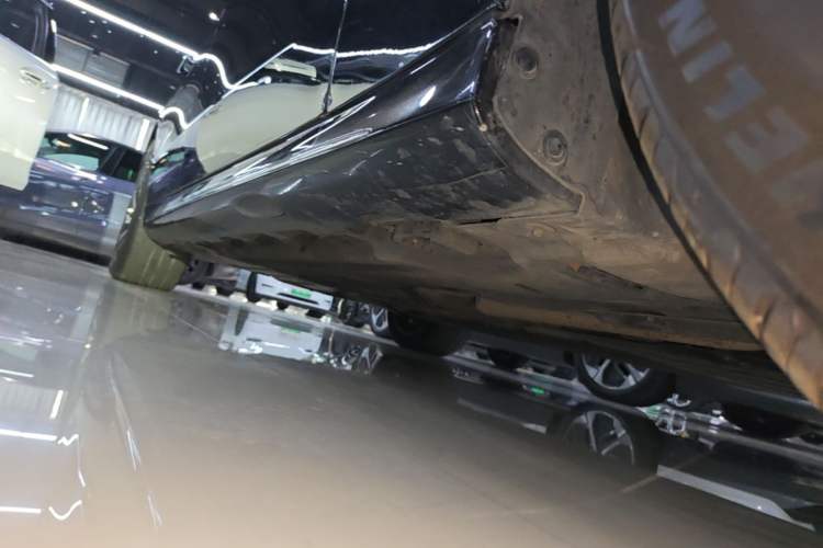 Used Mercedes-Benz E-Class 2024 E 300 L Luxury Model Right Side Sill