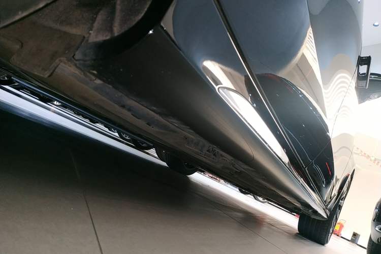 Used Mercedes-Benz E-Class 2024 E 300 L Luxury Model Right Side Sill