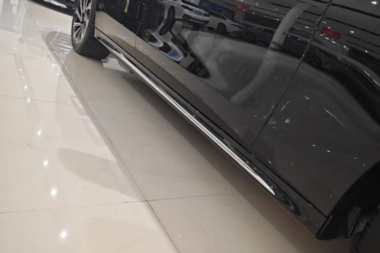 Used Mercedes-Benz E-Class 2024 Facelift E 300 L Luxury Edition Right Side Sill