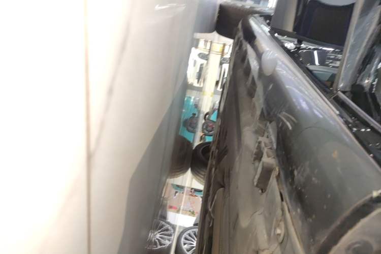 Used Mercedes-Benz E-Class 2024 E 300 L Luxury Model Right Side Sill