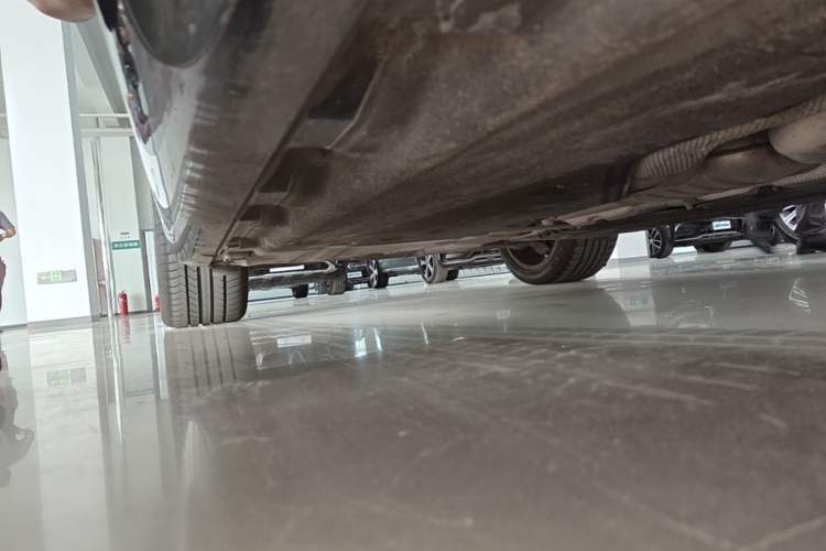 Used Mercedes-Benz E-Class 2024 E 300 L Luxury Model Right Side Sill