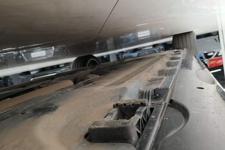 Used Mercedes-Benz E-Class 2024 E 300 L Luxury Model Right Side Sill