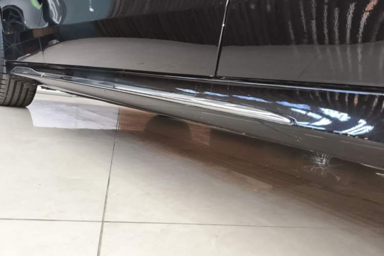 Used Mercedes-Benz E-Class 2024 E 300 L Fashion Sport Model Right Side Sill