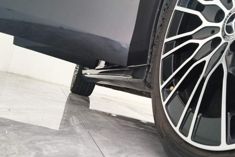 Used Mercedes-Benz E-Class 2024 E 300 L Luxury Model Right Side Sill