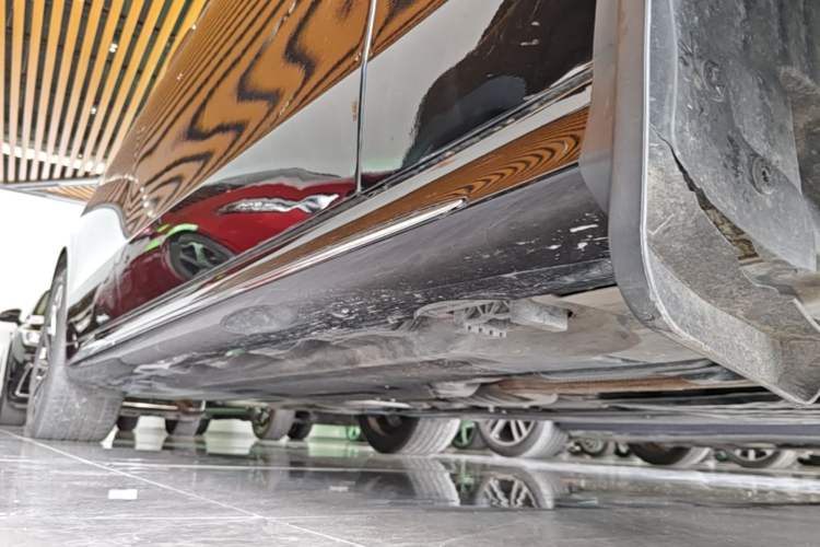 Used Mercedes-Benz E-Class 2024 E 300 L Luxury Model Right Side Sill
